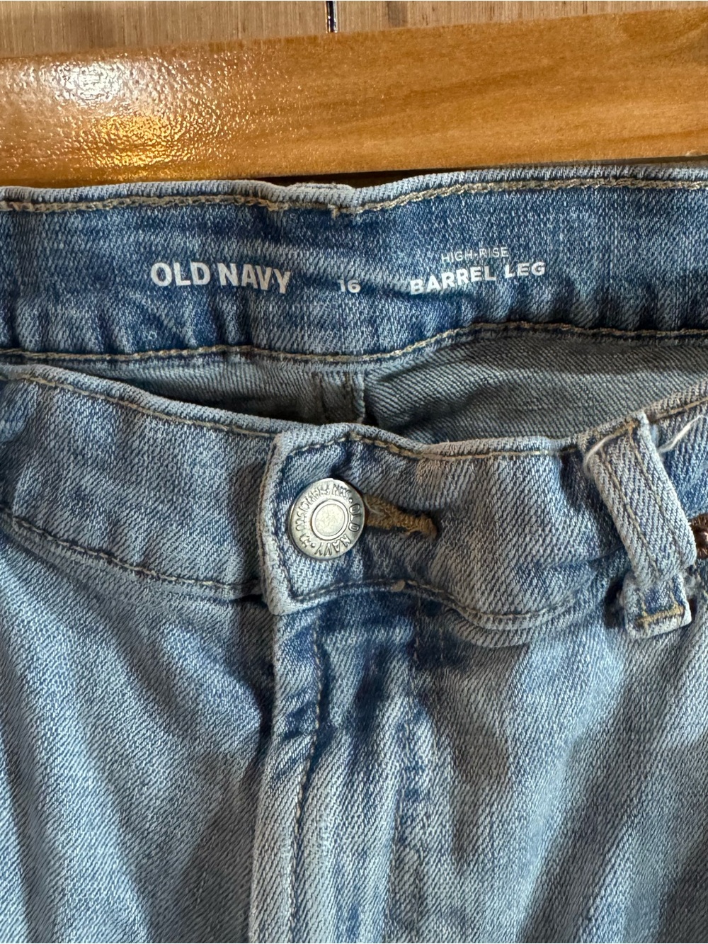 Women’s Old Navy High Rise Light Wash Barrel Leg Jeans Size 16 - Picture 2 of 4